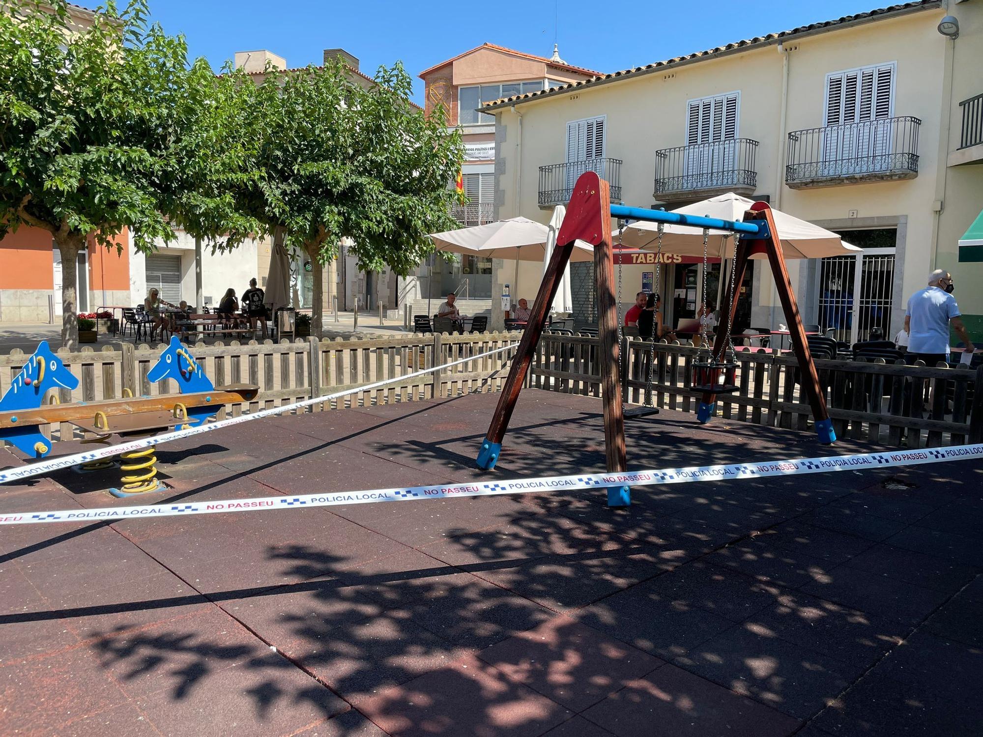 Fumigació de la plaça Nova de Vilobí i tancament d'un parc per una plaga de puces