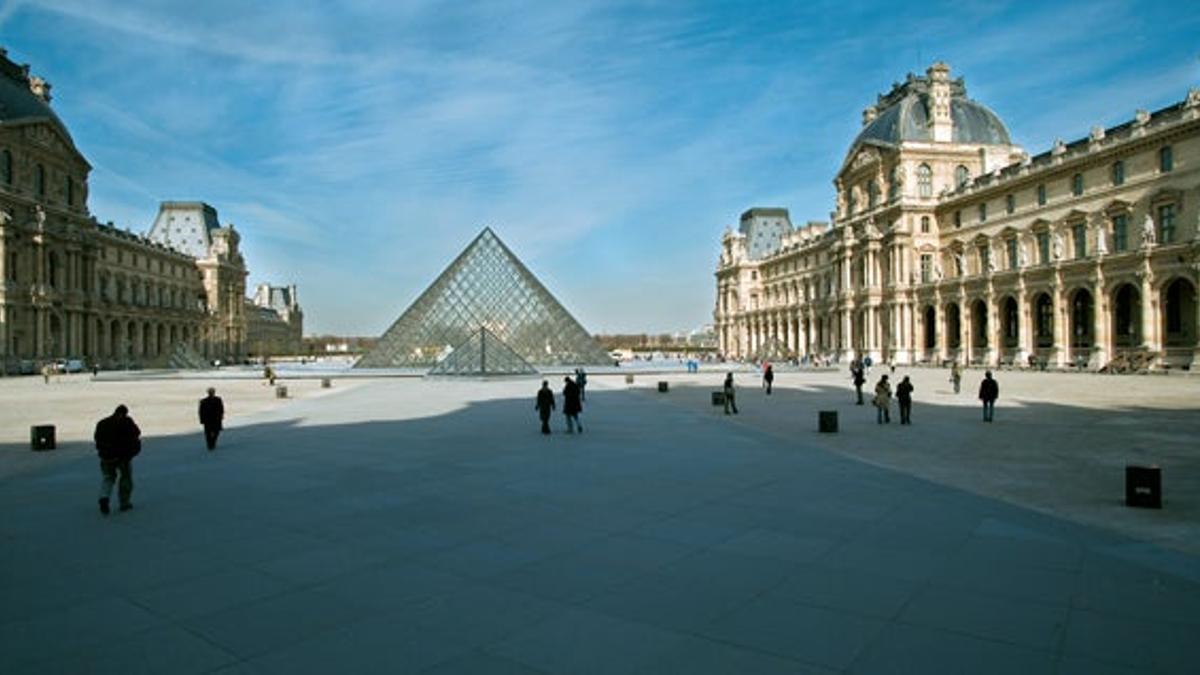 El gran patio del Louvre 
con la pirámide.