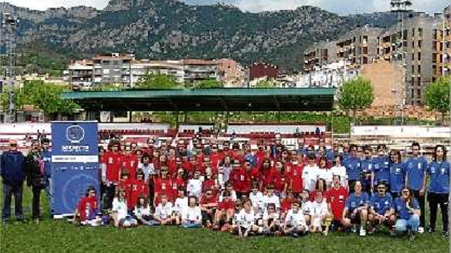 Monitors, organitzadors i totes les noies participants, junts en la foto de cloenda de la jornada d&#039;ahir