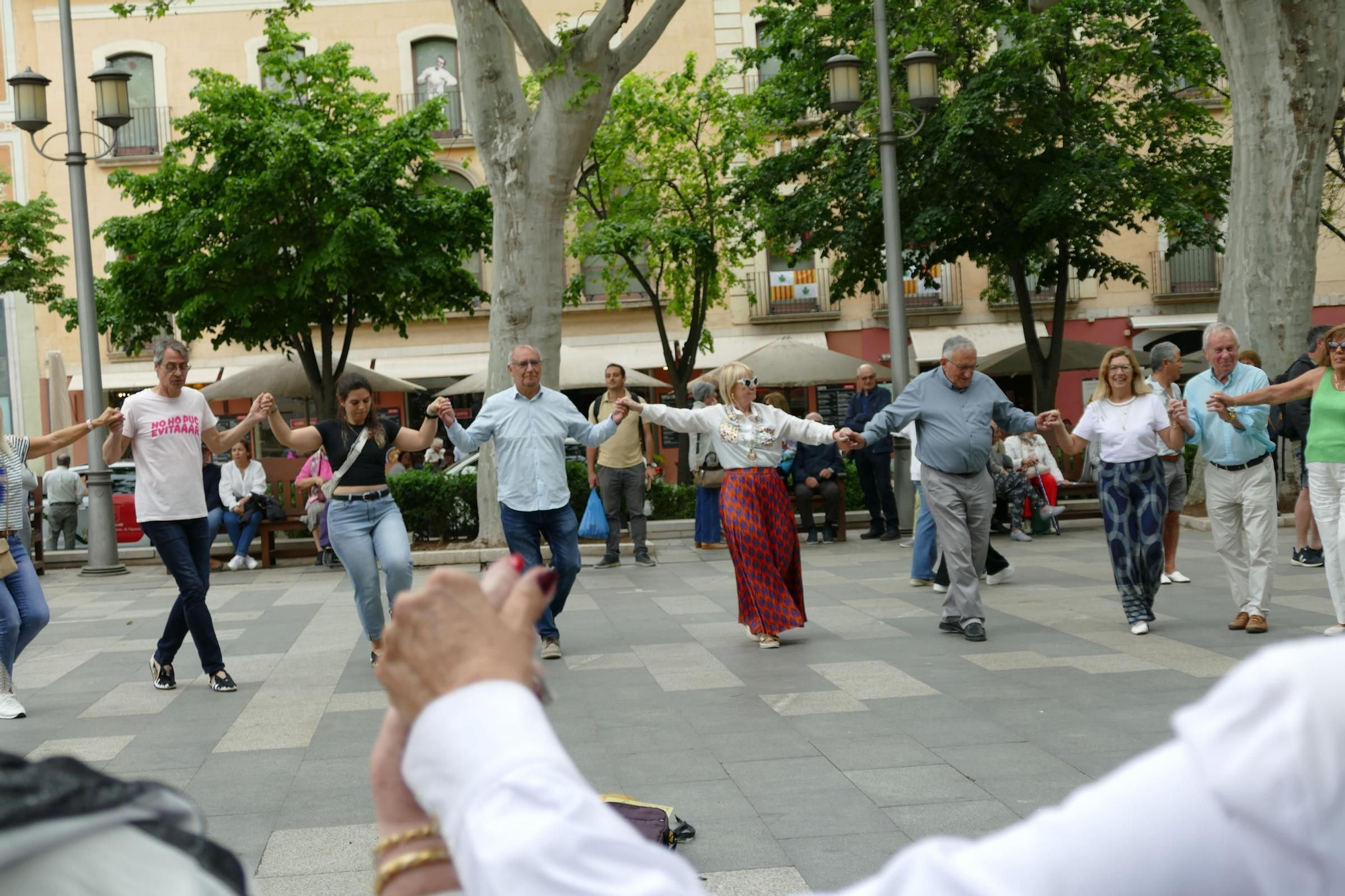 Les sardanes omplen la Rambla de Figueres amb la Cobla Selvatana