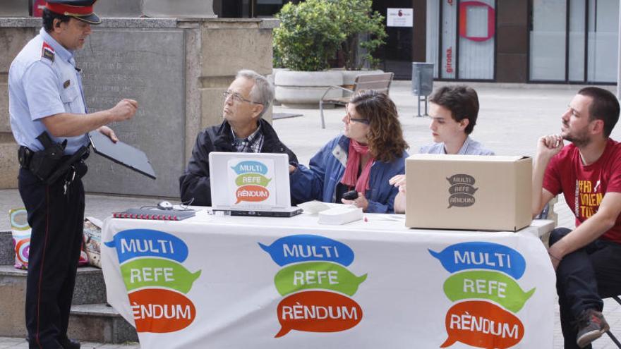 Els Mossos fent retirar urnes, una acció amb precedents