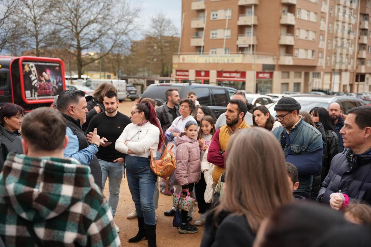 Uno de los empresarios del Circo Encantado informa al público que se ha acercado a la explanada del Cerro del Viento en Badajoz.