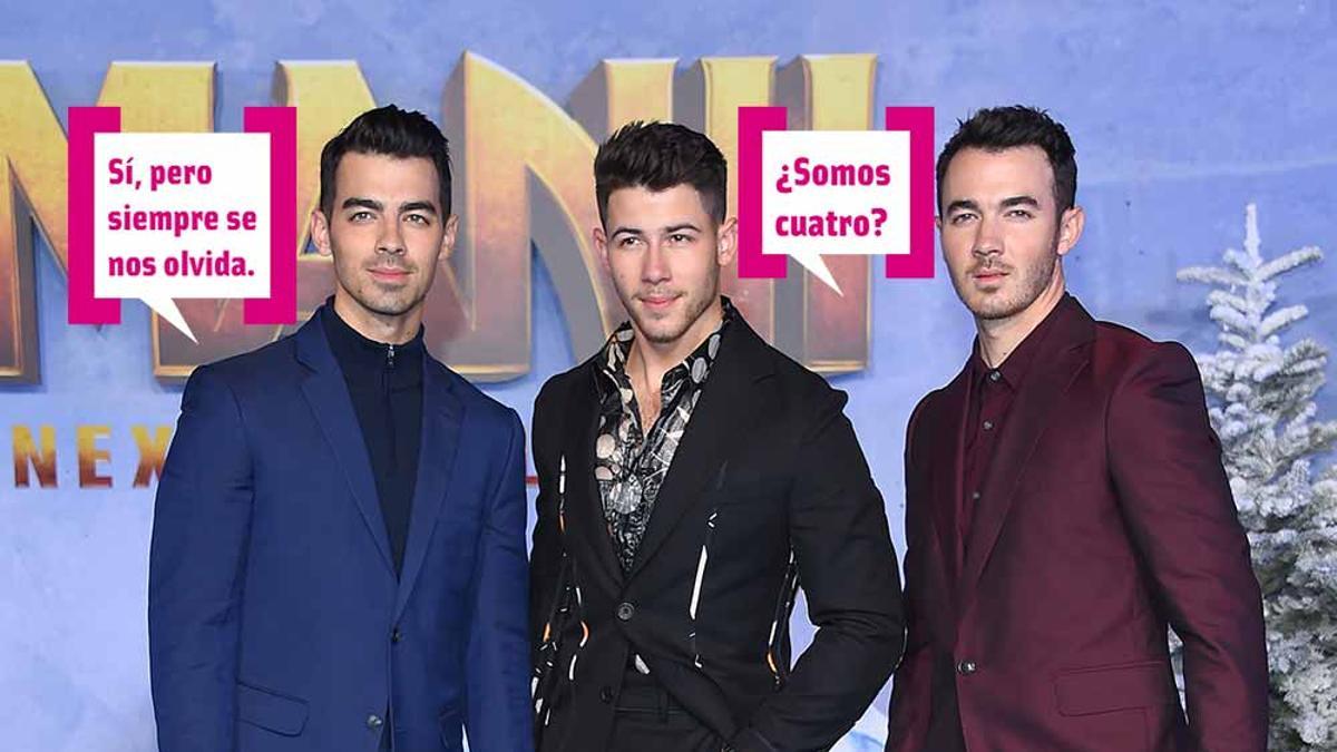 Jonas Brothers posando para la prensa
