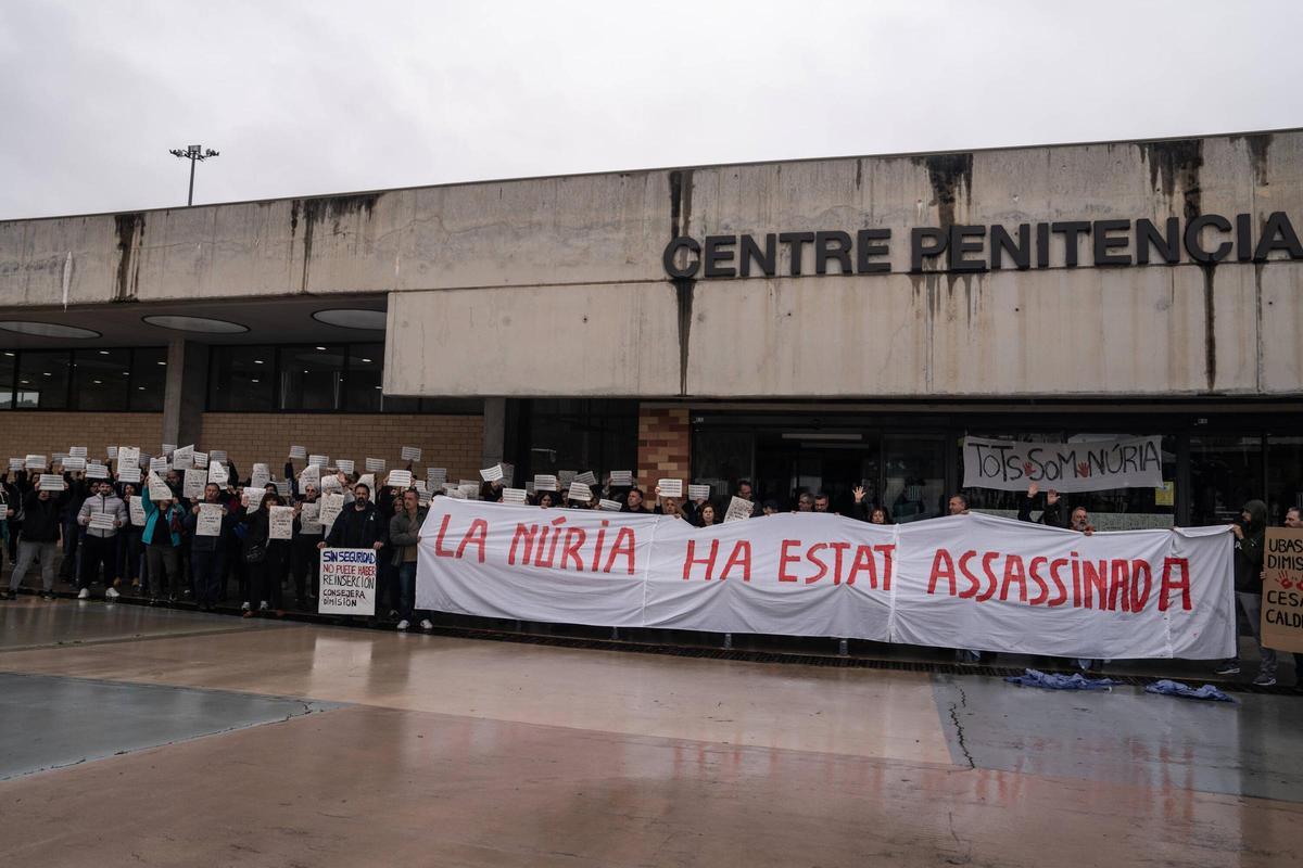 Protestas fuera de la cárcel en la espera de la salida de Alves