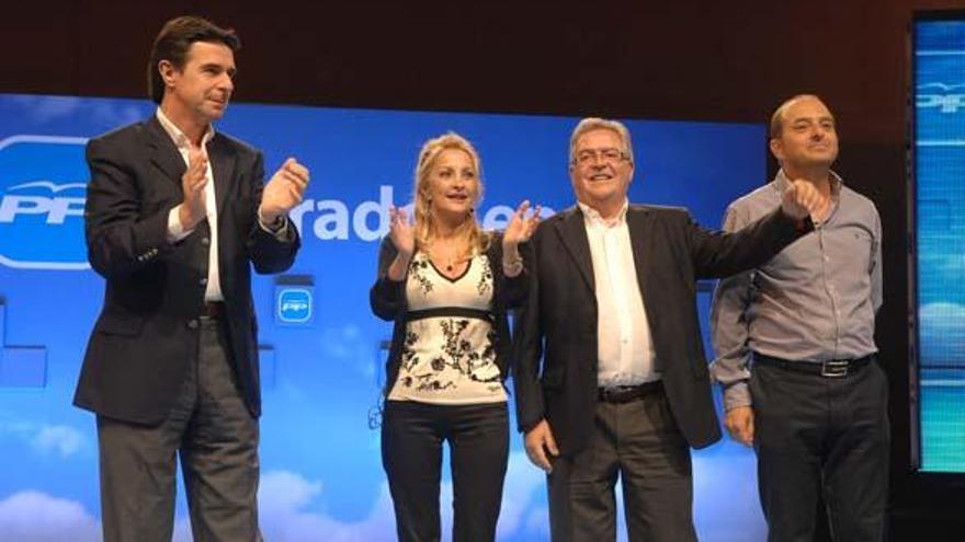 Soria, María Australia Navarro, Bravo de Laguna y Cardona, en el mitin de cierre de campaña del PP.  i QUESADA