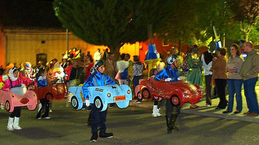 Desfile de carrozas en Peleagonzalo en honor a san Miguel