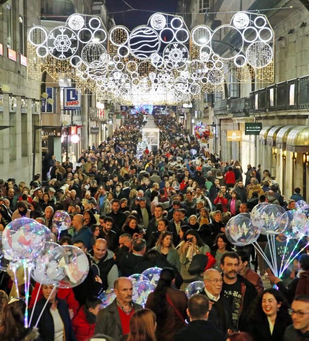 Las calles de Vigo, de nuevo atestadas de gente y de coches // Marta G. Brea