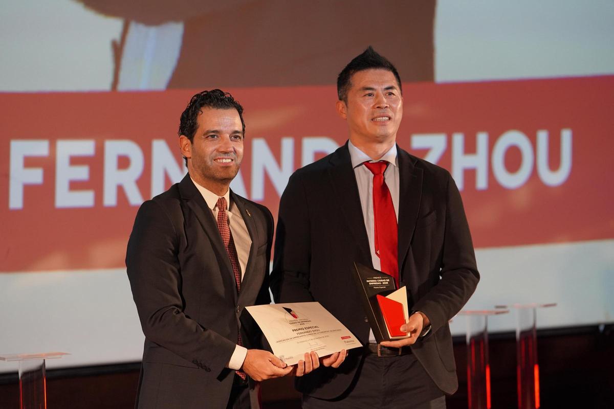 El alcalde de Paterna, Juan Antonio Sagredo, entrega el premio al presidente de la Asociación de Empresarios Chinos de la Comunitat Valenciana, Fernando Zhou.