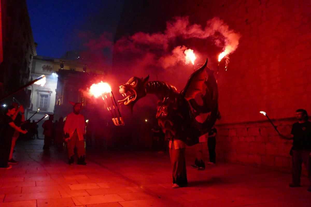EN IMATGES | L'Encesa del Drac atrau desenes de persones per celebrar la revetlla de Sant Pere a Figueres