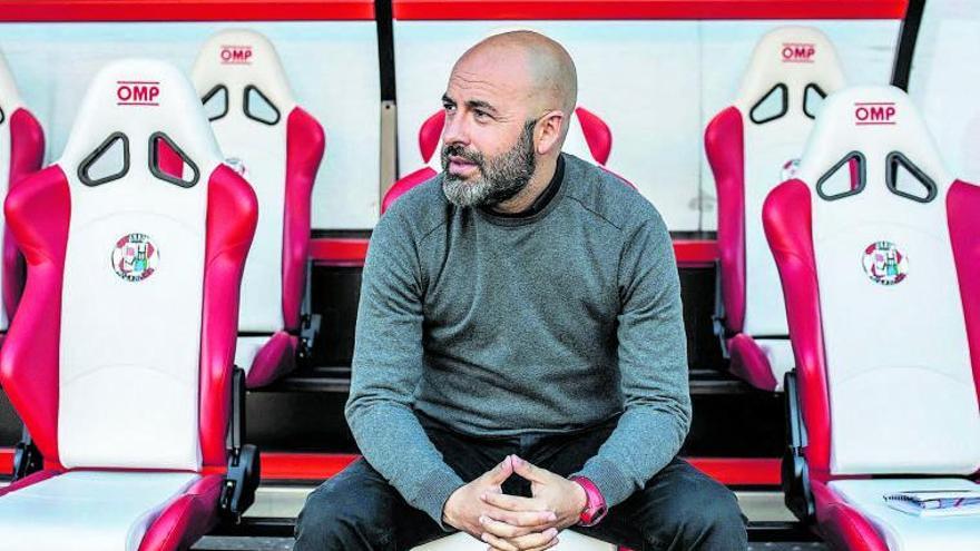 David Movilla, entrenador del Zamora CF, en el banquillo local del Ruta de la Plata. | Nico Rodríguez |  N. R.