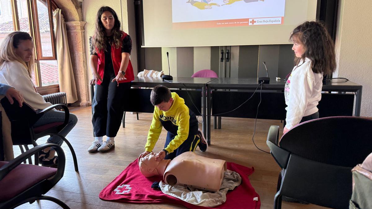Así fue el taller de primeros auxilios de Cruz Roja en Grado