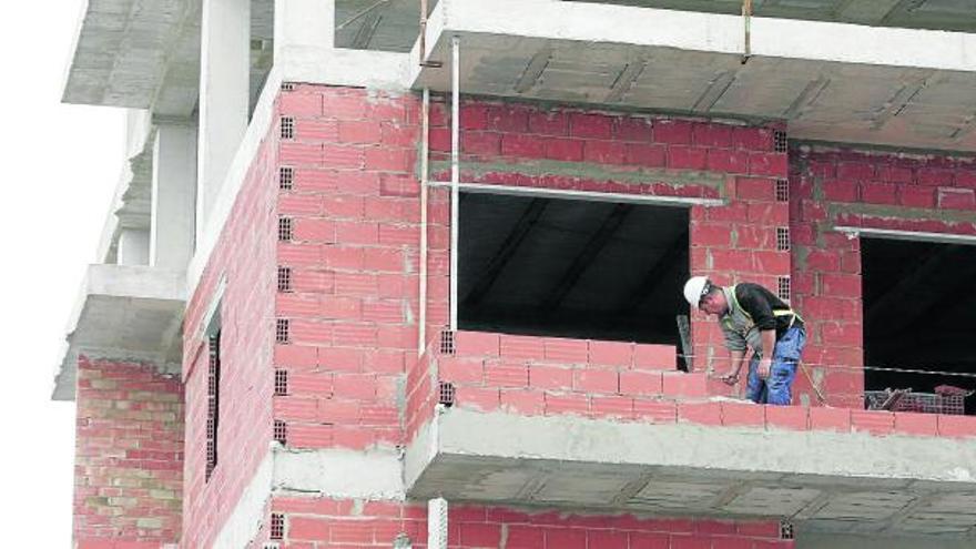 Un albañil trabaja en las obras de construcción de un edificio de Elche, en imagen de archivo.