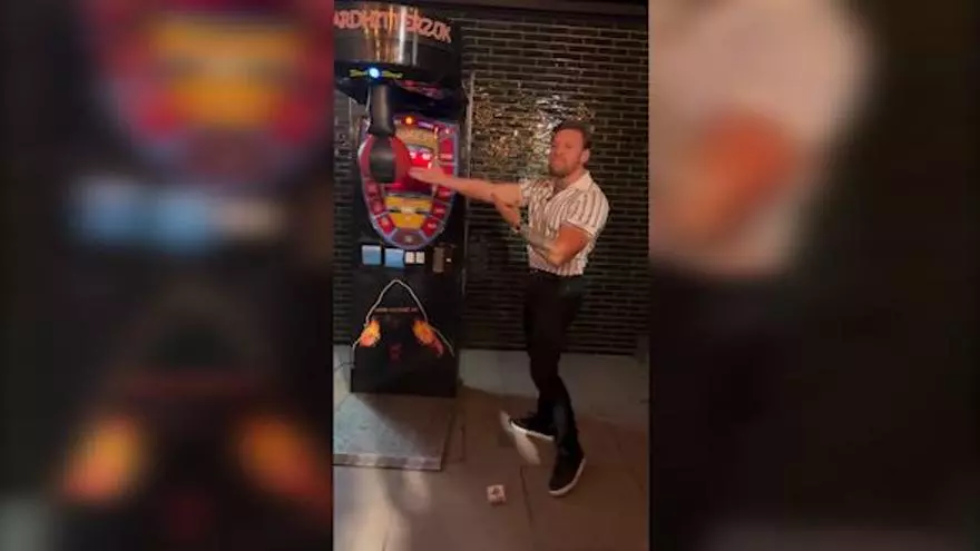 El monumental cabreo de McGregor con una máquina recreativa de boxeo