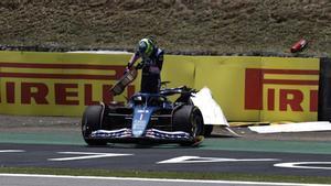 Ocon sale de su Alpine tras el accidente en Brasil