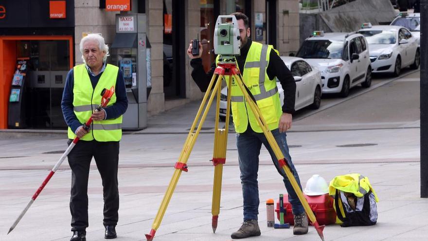 Técnicos realizando un levantamiento topográfico en Vigo. // Marta G. Brea