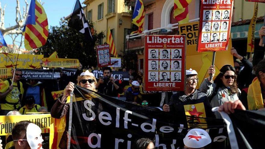Manifestantes independentistas llaman &quot;fascistas&quot; a republicanos españoles