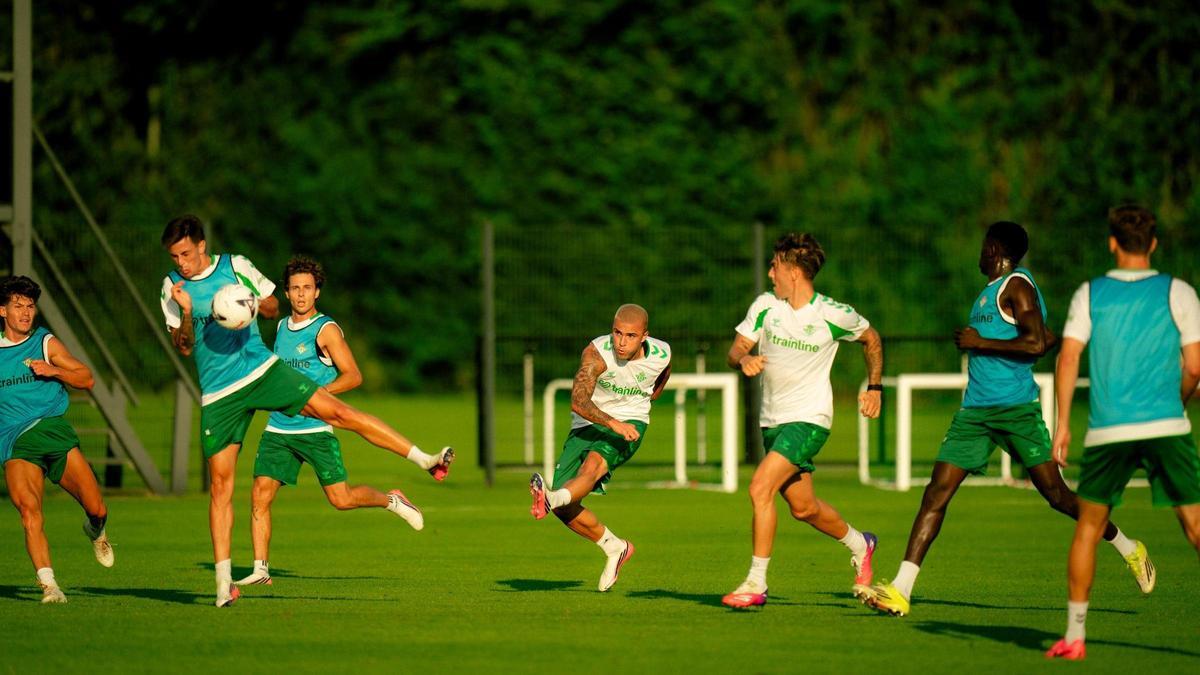 Pablo García en un entrenamiento de pretemporada con el Betis en Alemania