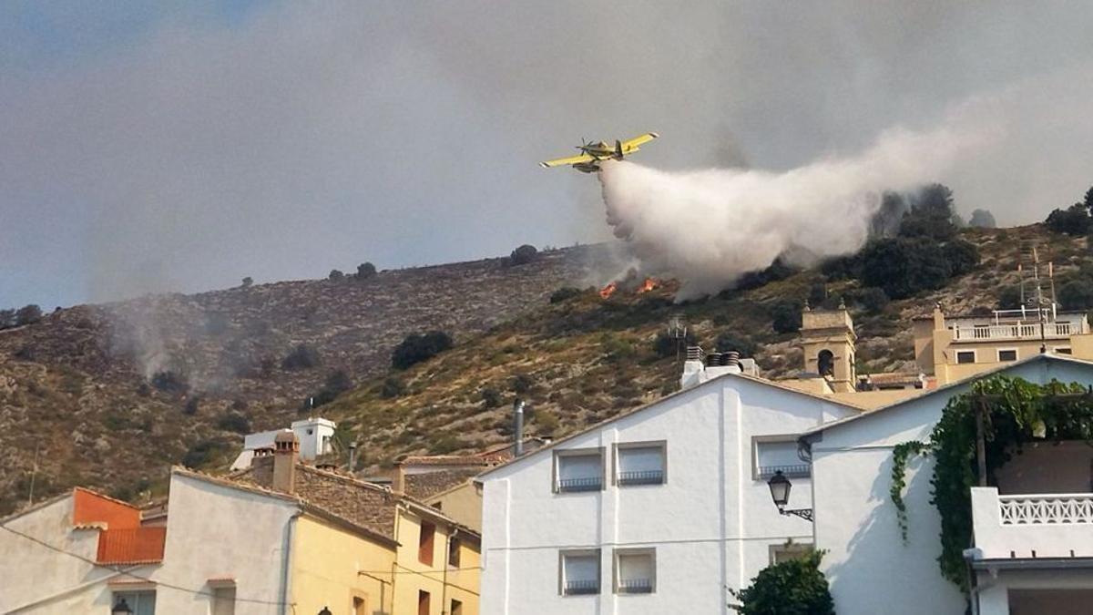 Un avión descarga sobre el frente de fuego que amenazaba Tollos.