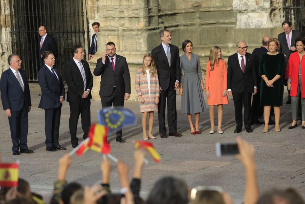 Momento de la salida de los Reyes de la Catedral