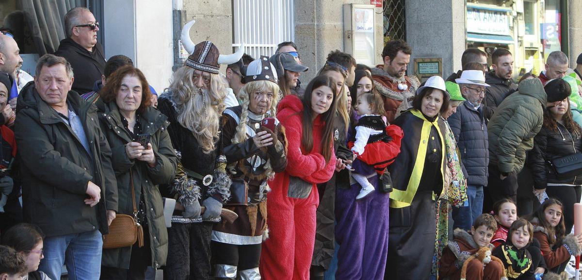 La expectación por disfrutar de los desfiles de entroido a lo largo de la provincia. | IÑAKI OSORIO