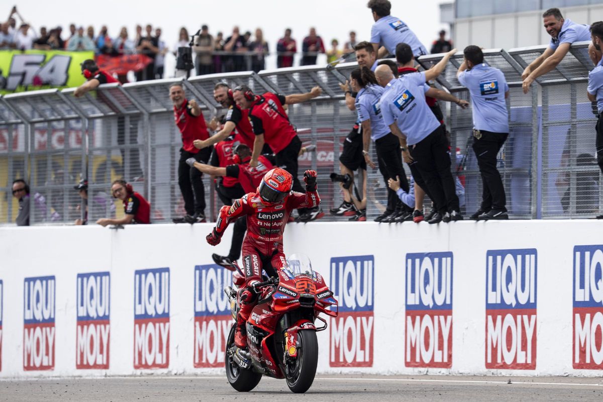 Marc Márquez cruza la meta del GP de Alemania como vencedor.
