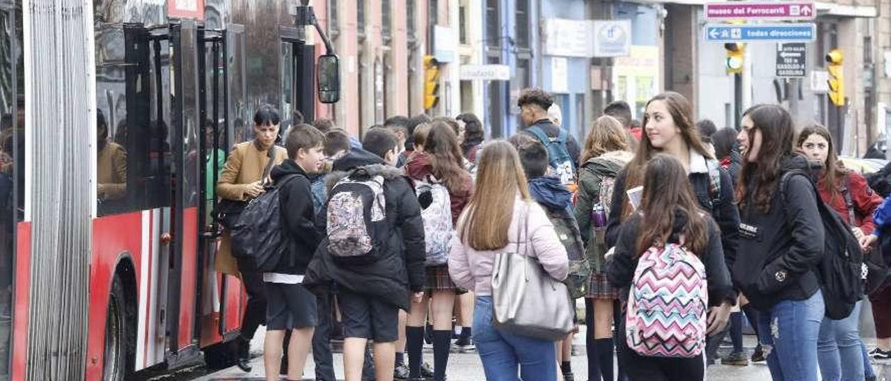 Un grupo de escolares se sube a un autobús de Emtusa en una parada ubicada en Fomento.