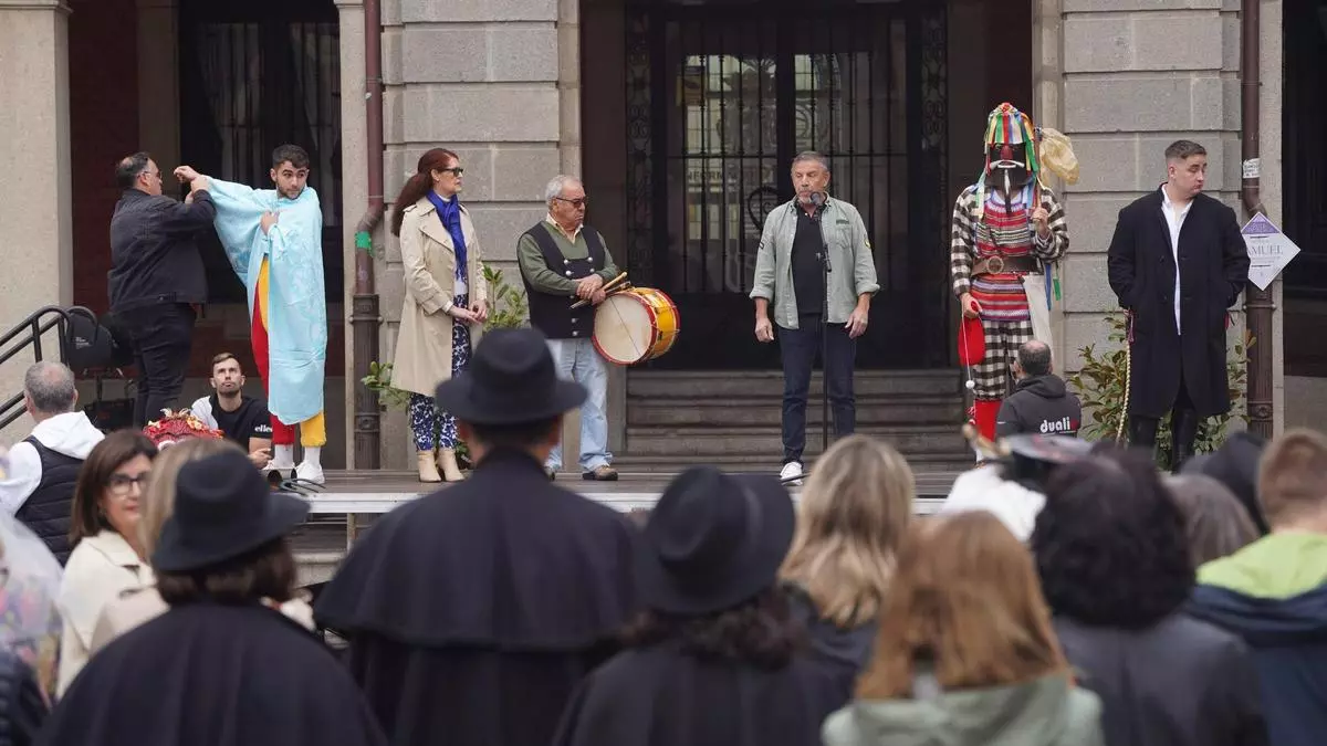 Las tradiciones salen a la calle para explicar su significado