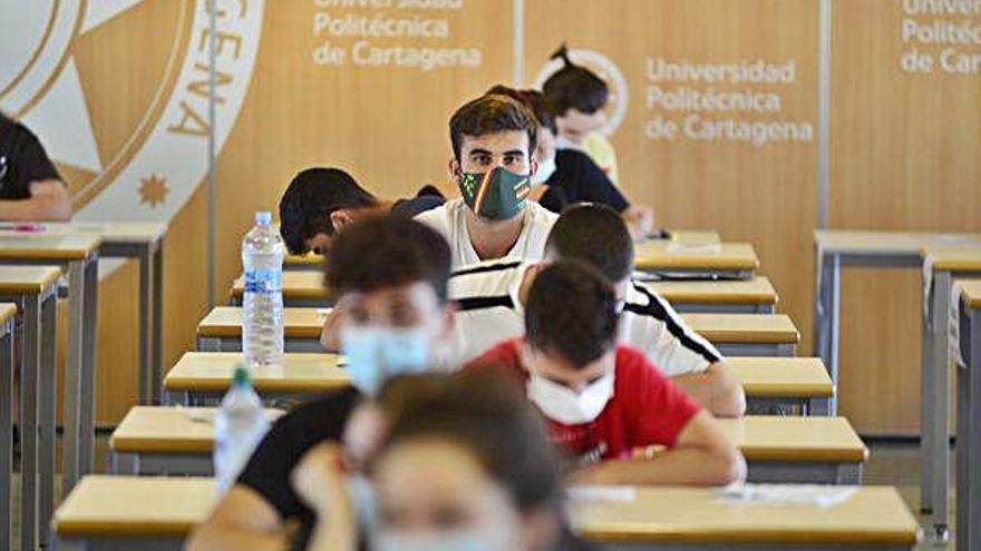 Varios alumnos en una de las aulas de la UPCT, durante los exámenes de la EBAU de este año.