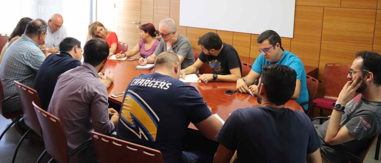 Reunión preparatoria del pleno de constitución con los representantes de los partidos electos.