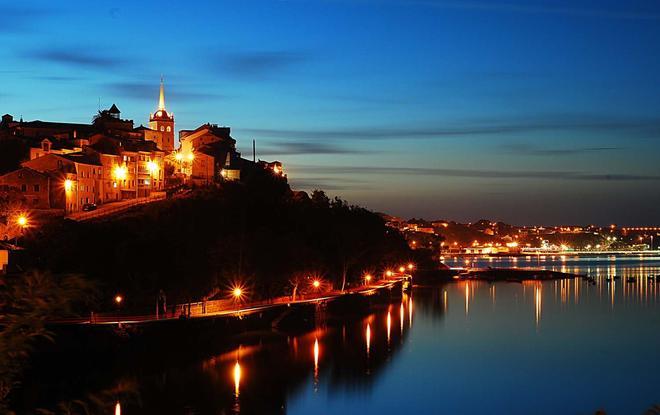 Vista nocturna de Castropol