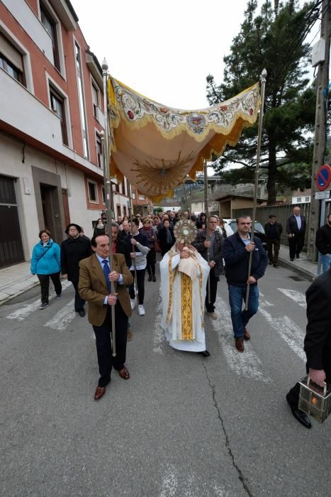 Procesión del Santo Encuentro en Campomanes