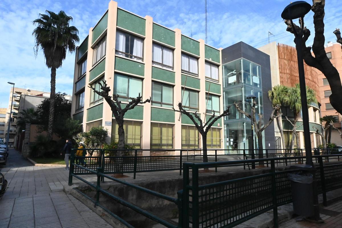 Fachada de la biblioteca de Solades, que albergará el futuro centro de salud de Torrehermosa.