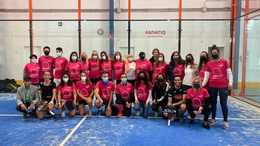 Foto de familia en las jornadas de Pádel y Mujer