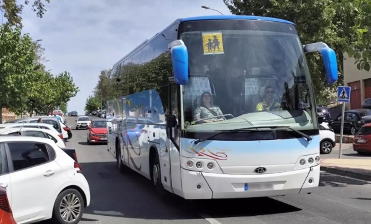 Un autobús escolar en ruta.