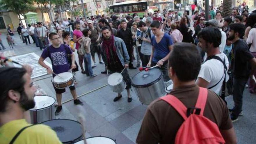 La música presidió la concentración de los indignados en la Plaça de Baix.