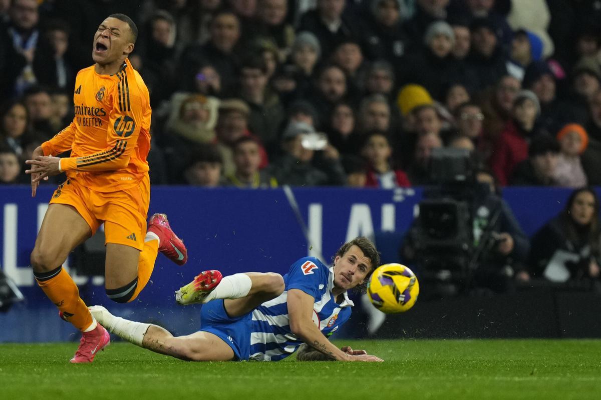 Romero hace una entrada a Mbappé en el partido de la pasada temporada en el RCDE Stadium.