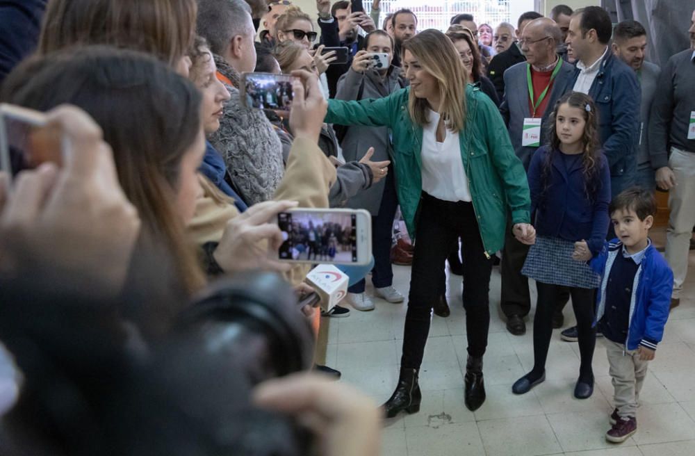 SUSANA DÍAZ VOTA EN COLEGIO ELECTORAL EN TRIANA