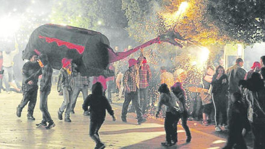 A dalt i a l&#039;esquerra, correfoc i actuació de Nei Teatre a Artés. A la dreta i a baix, ball de nans i foguera a Súria