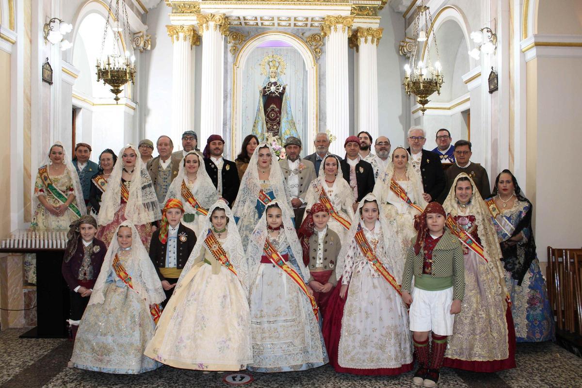 Festeros durrante el tradicional besamanos en la ermita