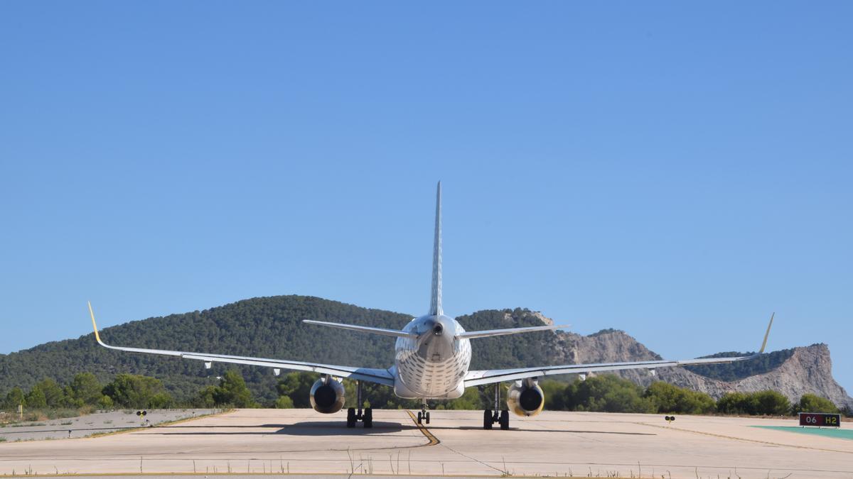 Un avión en la pista de despegue del aeropuerto de Ibiza.