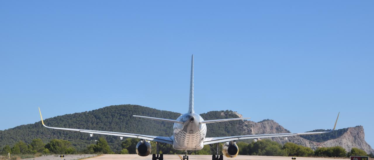 Un avión en la pista de despegue del aeropuerto de Ibiza.