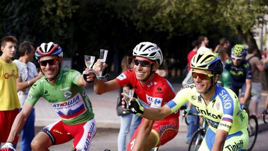 El italiano Fabio Aru (c.) festeja su triunfo en la Vuelta junto a Joaquim &quot;Purito&quot; Rodríguez (izq. ) y Rafal Majka, ayer, en Madrid. // Javier Lizón