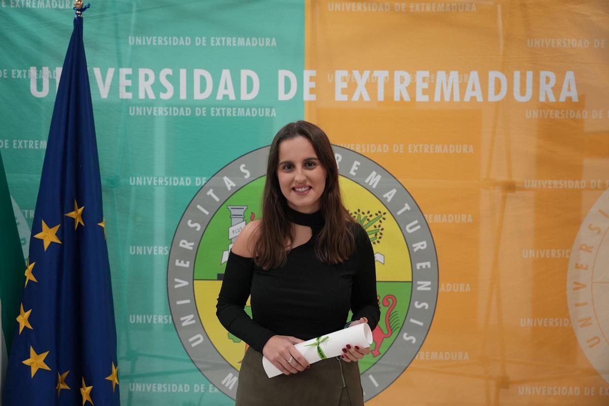 Inés María Martín posa con su diploma acreditativo de ser la ganadora del IV Premio 'Enfermera Raquel Nieto'