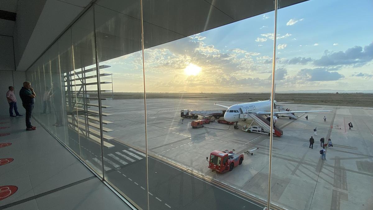 Un avión en la pista del Aeropuerto de Murcia.