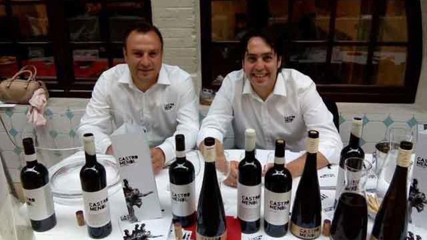 David Mendieta y Domingo Ramos junto a sus vinos.