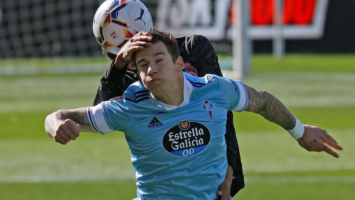 Santi Mina salta a por un balón en un partido del Celta.