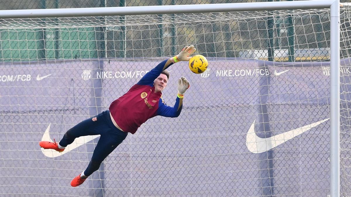 Ter Stegen vuela en un entrenamiento del Barça en Sant Joan Despí.