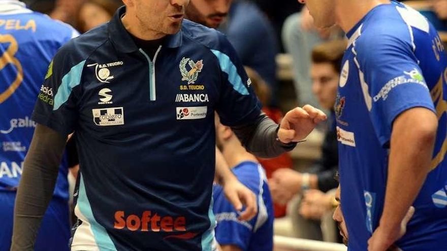 Quique Domínguez conversa con Dani Hernández. // Rafa Vázquez