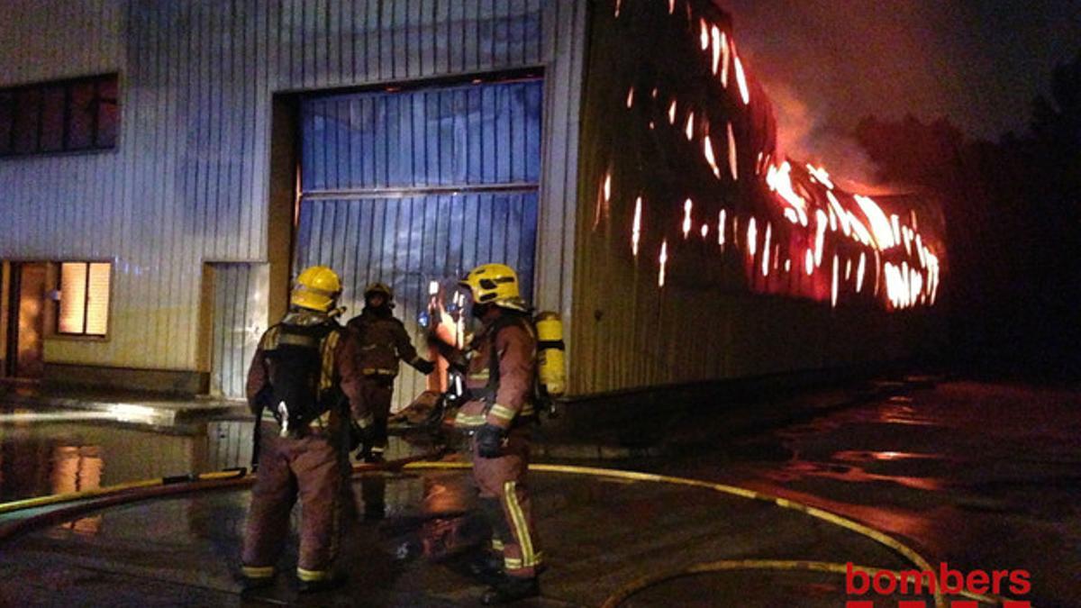 Los bomberos intentan controlar el incendio de una nave en Rubí.