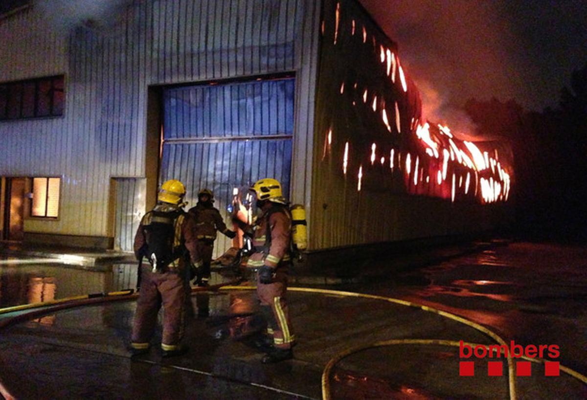 Els bombers intenten controlar l’incendi d’una nau a Rubí.